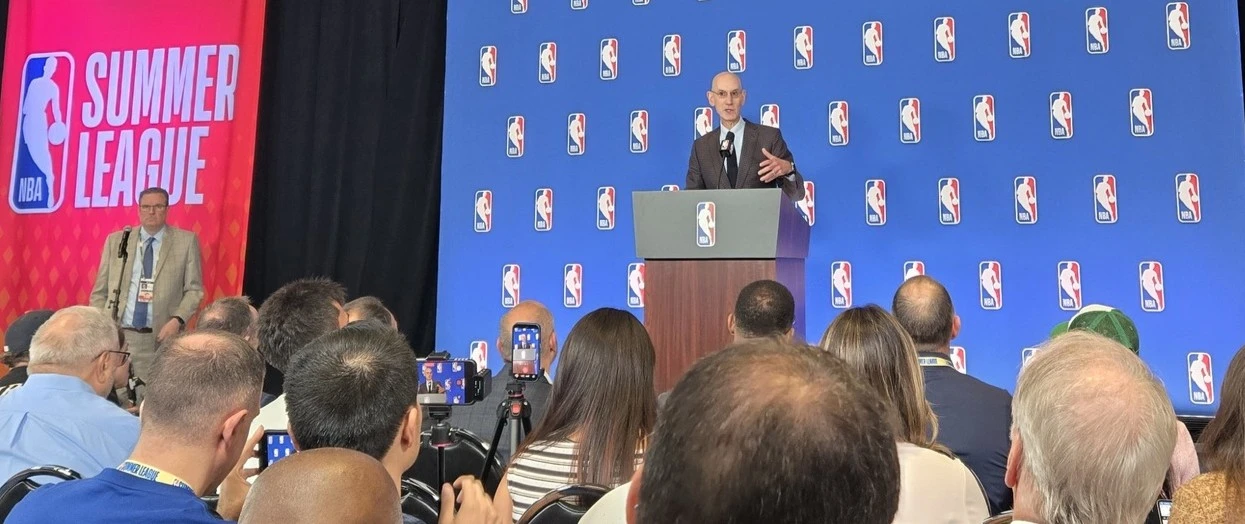 NBA总裁亚当·西尔弗出席拉斯维加斯NBA夏季联赛媒体发布会
