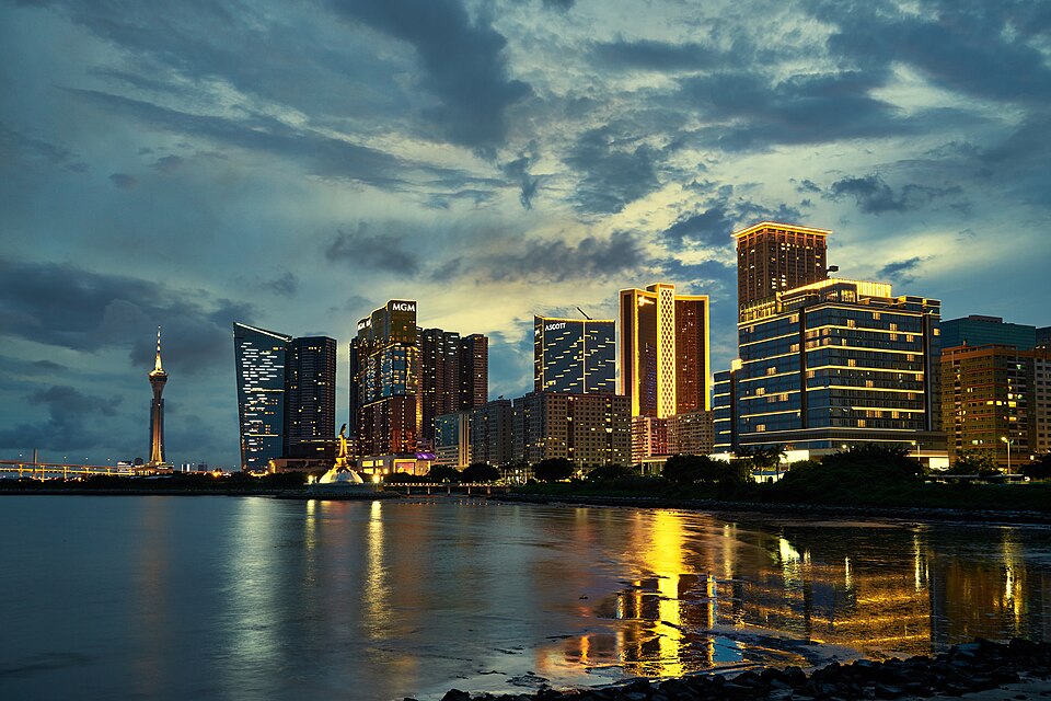 香港维多利亚港夜景与区块链数字代码叠加，象征亚洲稳定币监管与博彩支付通道的交汇